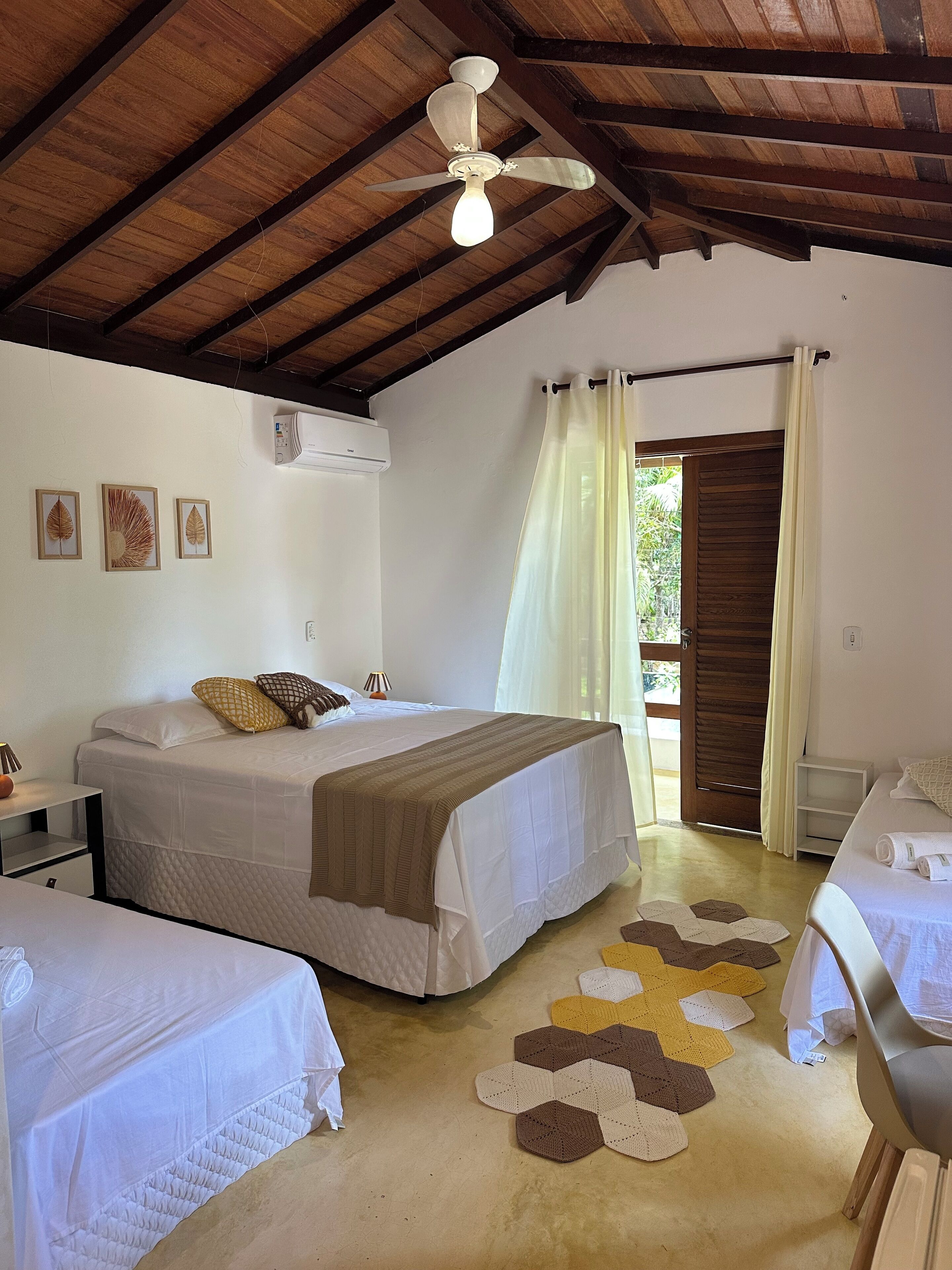 Habitación triple Premium, lanai, vistas a la piscina | Sábanas de algodón egipcio y ropa de cama de alta calidad