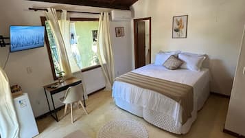 Quarto triplo premium, varanda coberta, vista para a piscina | Roupas de cama de algodão egípcio, roupas de cama premium