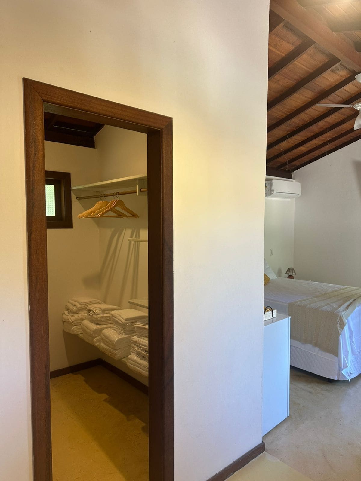 Cortinas blackout, tabla de planchar con plancha y wifi gratis 