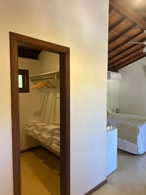 Premium driepersoonskamer, veranda, uitzicht op zwembad | Verduisterende gordijnen, een strijkplank/strijkijzer, gratis wifi