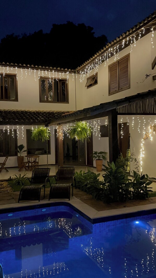 Vista frontal de la propiedad