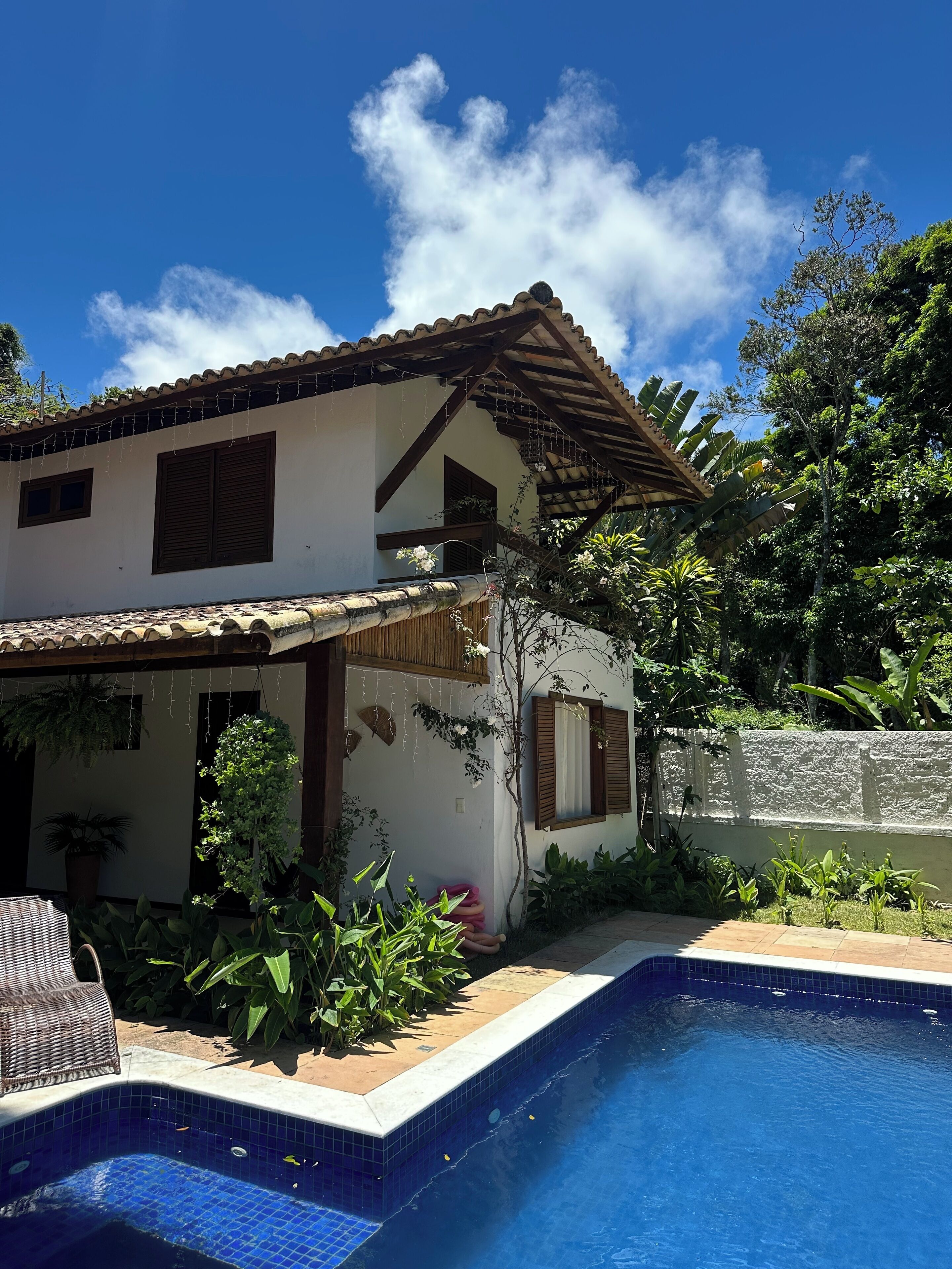 Una piscina al aire libre, sombrillas, tumbonas