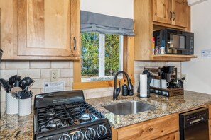 Fridge, microwave, oven, stovetop - Waterfront Cabin On Full Rec Lake - Sleeps 6 (Phillips)