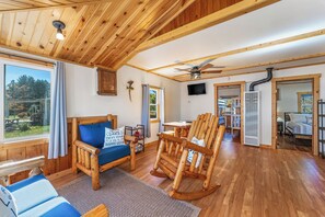 2 bedrooms, travel cot, free WiFi, bed sheets - Waterfront Cabin On Full Rec Lake - Sleeps 6 (Phillips)