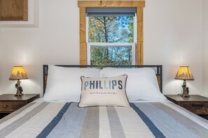 2 bedrooms, travel cot, free WiFi, bed sheets - Waterfront Cabin On Full Rec Lake - Sleeps 6 (Phillips)
