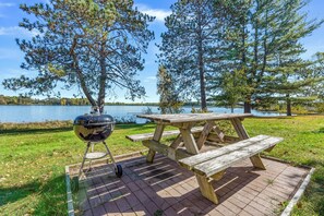 Outdoor dining - Waterfront Cabin On Full Rec Lake - Sleeps 6 (Phillips)