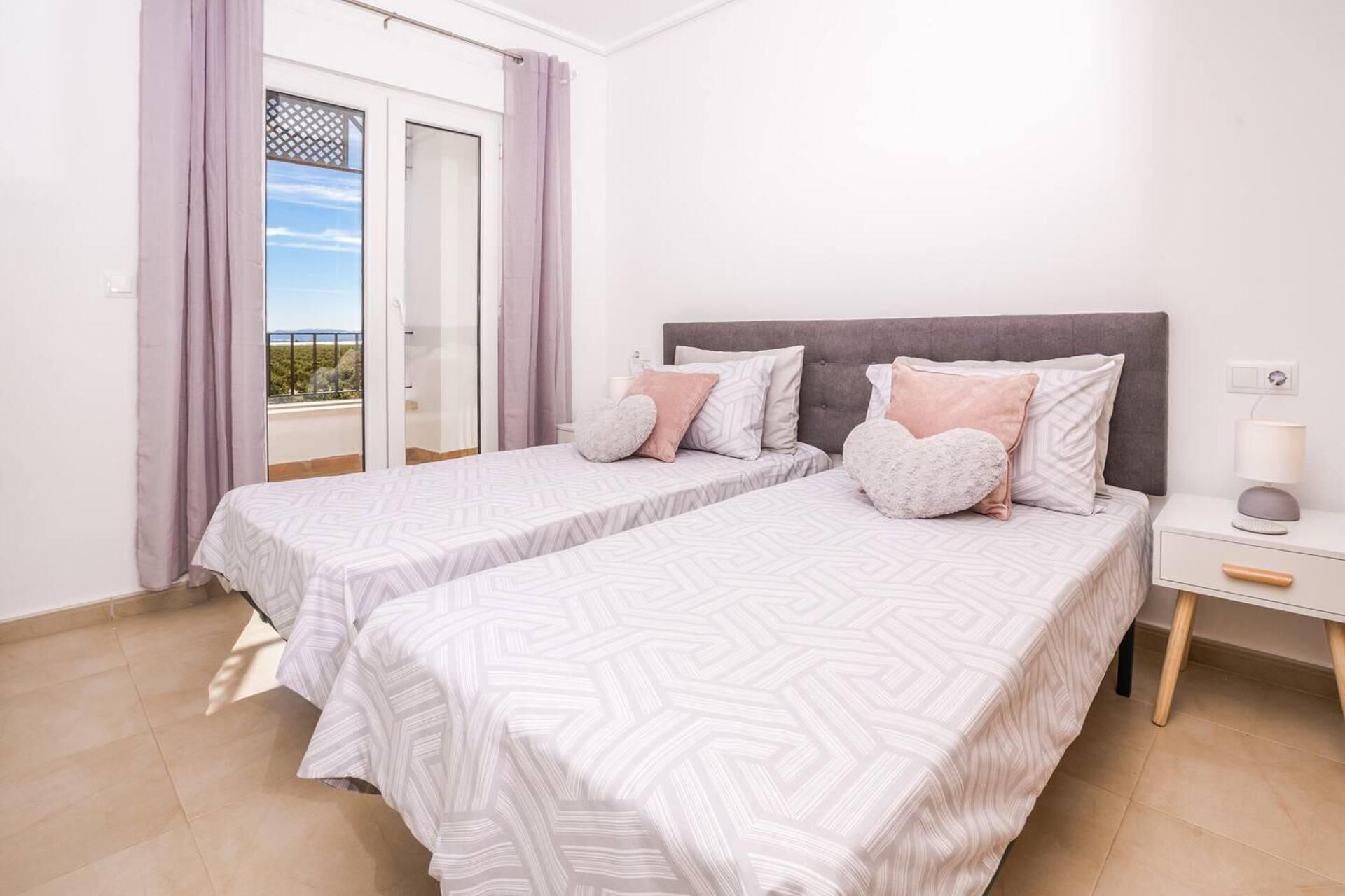 2 عدّة غرف نوم ومكواة/لوح كي وواي فاي مجانًا وملاءات أسرّة