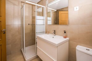 Ducha, secador de pelo y toallas