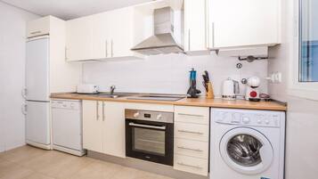 Kjøleskap, mikrobølgeovn, ovn og kokeplater