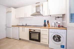 Fridge, microwave, oven, stovetop - Apartment - Sleeps 4 With Pool & Golf Views (Torre-Pacheco)