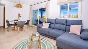 Living area - Apartment - Sleeps 4 With Pool & Golf Views (Torre-Pacheco)