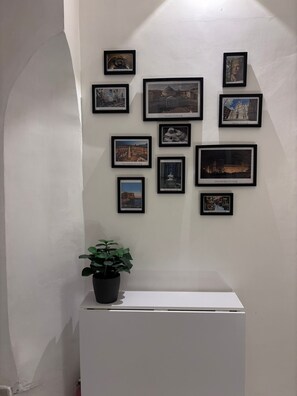 Un mur orné de plusieurs tableaux représentant différents bâtiments et monuments.