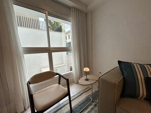 TV, offices - Lagoa Retreat | Modern 1 BR near Lagoa (Rio de Janeiro)