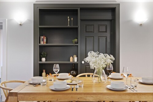 Bedford Beauty Stylish Retro Family Home w/office