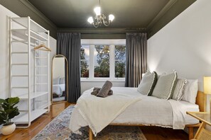4 bedrooms, desk, iron/ironing board, travel cot