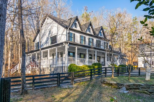 Luxury Franklin Farmhouse near Leipers Fork- 5000sf with hot tub, fire pit, BBQ
