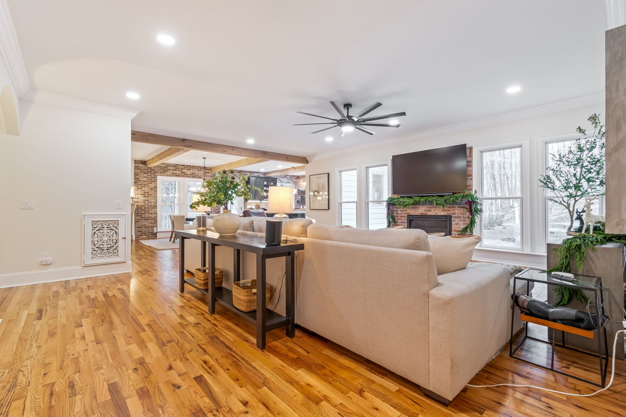 Smart-TV, Kamin, Bücher