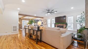 Smart-TV, Kamin, Bücher