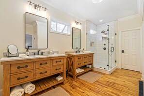 Shower, hair dryer, towels, soap - Luxury Franklin Farmhouse near Leipers Fork- 5000sf with hot tub, fire pit, BBQ (Franklin)