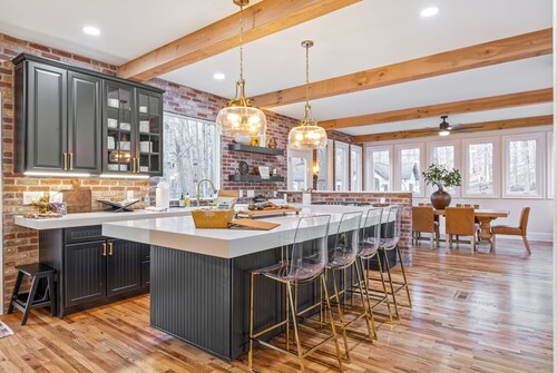 Luxury Franklin Farmhouse near Leipers Fork- 5000sf with hot tub, fire pit, BBQ