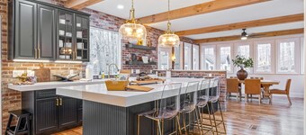 Luxury Franklin Farmhouse near Leipers Fork- 5000sf with hot tub, fire pit, BBQ