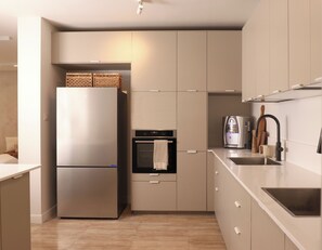 Private kitchen - Luxury Seafront Apartment – Nitza 8, Netanya<br>A spacious 4-bedroom apartment (140 m²) with a direct, breathtaking view of the Mediterranean Sea.<br>Fully renovated in 2025 with attention to every detail:<br>Brand new beds with maximum comfort<br>Hi (Netanya)