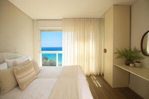 Room - Luxury Seafront Apartment – Nitza 8, Netanya<br>A spacious 4-bedroom apartment (140 m²) with a direct, breathtaking view of the Mediterranean Sea.<br>Fully renovated in 2025 with attention to every detail:<br>Brand new beds with maximum comfort<br>Hi (Netanya)