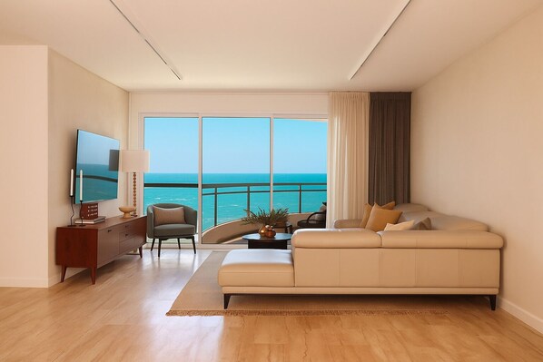 Living area - Luxury Seafront Apartment – Nitza 8, Netanya<br>A spacious 4-bedroom apartment (140 m²) with a direct, breathtaking view of the Mediterranean Sea.<br>Fully renovated in 2025 with attention to every detail:<br>Brand new beds with maximum comfort<br>Hi (Netanya)