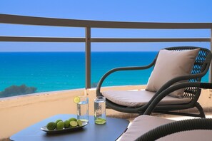 Property grounds - Luxury Seafront Apartment – Nitza 8, Netanya<br>A spacious 4-bedroom apartment (140 m²) with a direct, breathtaking view of the Mediterranean Sea.<br>Fully renovated in 2025 with attention to every detail:<br>Brand new beds with maximum comfort<br>Hi (Netanya)