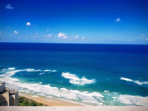 On the beach - Luxury Seafront Apartment – Nitza 8, Netanya<br>A spacious 4-bedroom apartment (140 m²) with a direct, breathtaking view of the Mediterranean Sea.<br>Fully renovated in 2025 with attention to every detail:<br>Brand new beds with maximum comfort<br>Hi (Netanya)