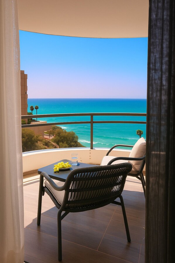 Property grounds - Luxury Seafront Apartment – Nitza 8, Netanya<br>A spacious 4-bedroom apartment (140 m²) with a direct, breathtaking view of the Mediterranean Sea.<br>Fully renovated in 2025 with attention to every detail:<br>Brand new beds with maximum comfort<br>Hi (Netanya)