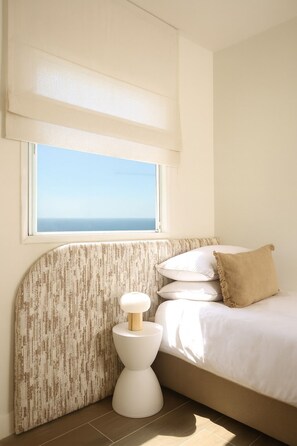 Room - Luxury Seafront Apartment – Nitza 8, Netanya<br>A spacious 4-bedroom apartment (140 m²) with a direct, breathtaking view of the Mediterranean Sea.<br>Fully renovated in 2025 with attention to every detail:<br>Brand new beds with maximum comfort<br>Hi (Netanya)