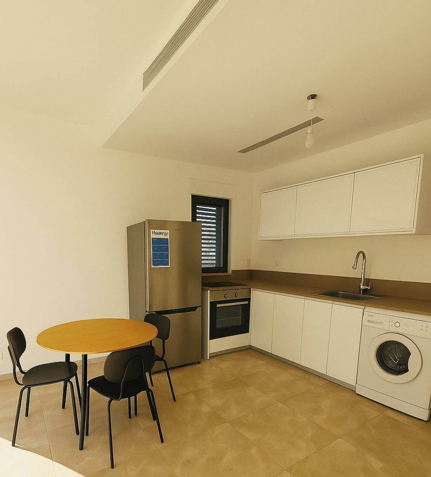 Frigorifero, microonde, seggiolone, pentole/stoviglie/utensili