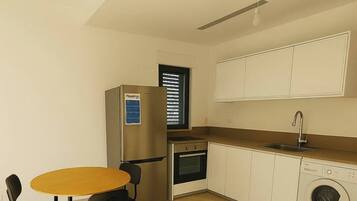 Frigorifero, microonde, seggiolone, pentole/stoviglie/utensili