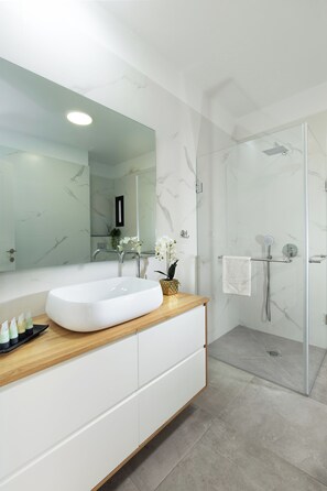 Hair dryer, towels - A spectacular villa with 12 bedrooms in 6 separate units, a spacious living room, a fully equipped kitchen, a barbecue area and a heated pool. The villa also features a luxurious rooftop jacuzzi, a football table, ping pong, (Tiberias)