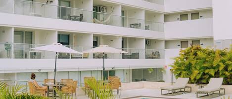 Una piscina al aire libre