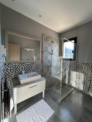 Familien-Loft, Bergblick | Badezimmer | Dusche, Haartrockner, Handtücher, Seife