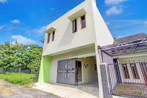 Exterior - Hotel O Mirza Guesthouse Syariah (Depok)