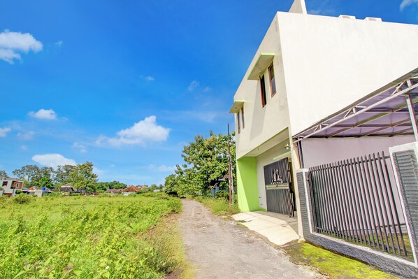 المنشأة من الخارج