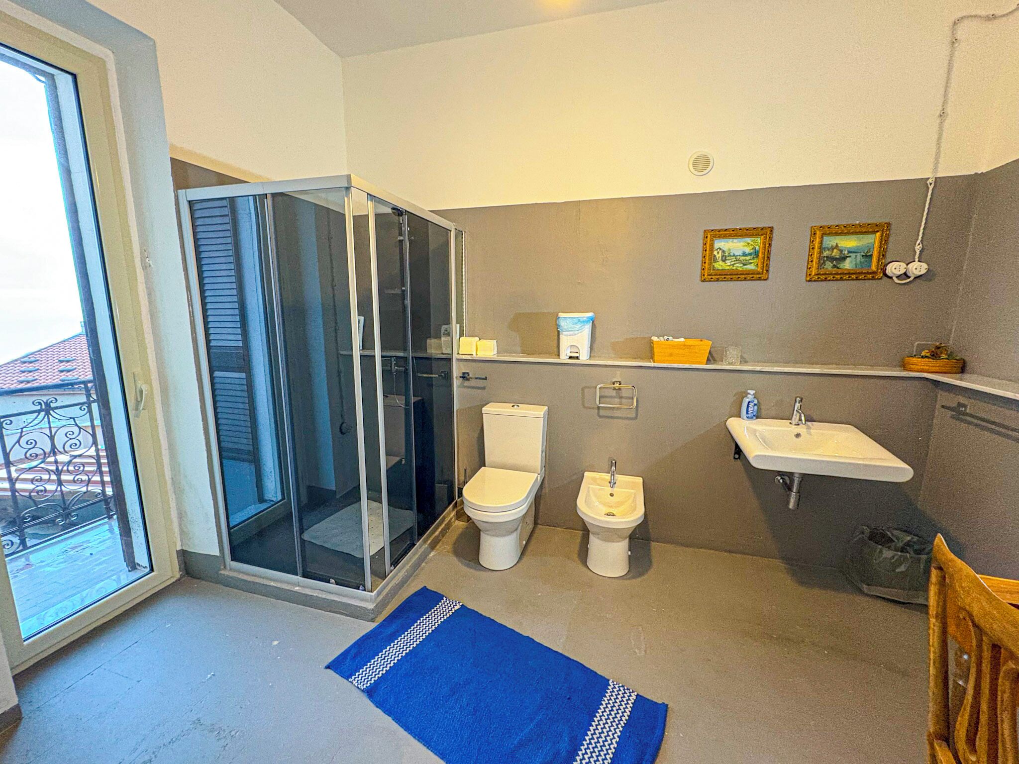 Doppelzimmer, 1 Doppelbett, Stadtblick | Badezimmer | Dusche, Haartrockner, Handtücher, Seife