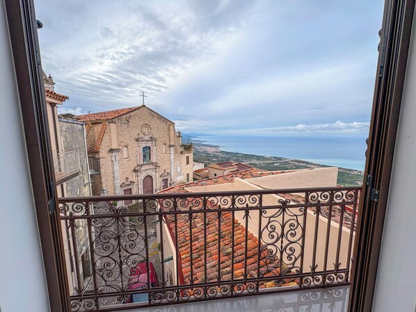 Camera doppia, 1 letto matrimoniale, vista città | Wi-Fi gratuito