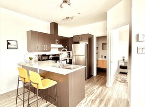 Fridge, microwave, oven, stovetop - Midtown *601* - Condo Penthouse Luxe (Montreal)