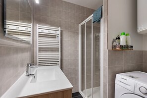 Shower, hair dryer, towels - 3-Star House "At the Crossroads of the Castles" (Le Controis-en-Sologne)