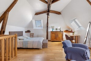 Een strijkplank/strijkijzer, wifi, beddengoed