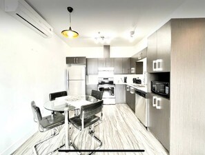 Fridge, microwave, oven, dishwasher - Midtown *612* - Condo 2 bdr (Montreal)