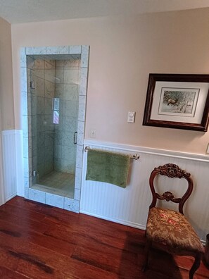 Spa - Premier Wildlife-Inspired Suite with Park Views (Klamath Falls)