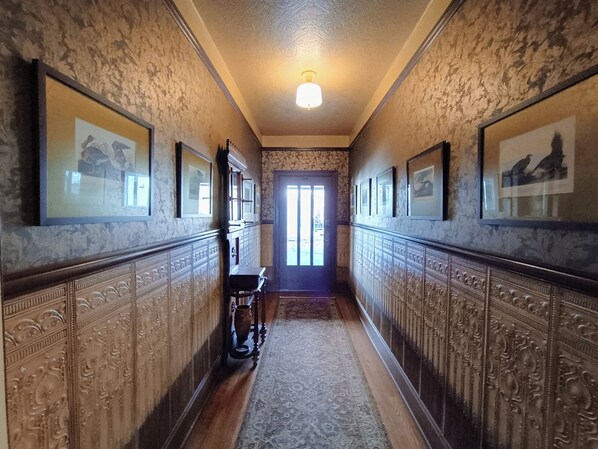 Interior - The Crane - Celebrating Wildlife Conservation (Klamath Falls)