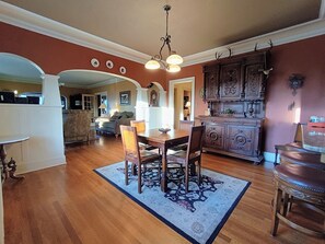 Dining - The Crane - Celebrating Wildlife Conservation (Klamath Falls)