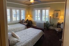 WiFi, bed sheets - The Pelican Room: Accessible Retreat Honoring Roosevelt’s Conservation Legacy (Klamath Falls)