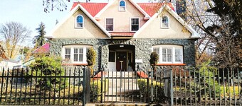 The Klamath Inn: Flexible Bed & Breakfast Retreat for Families and Groups